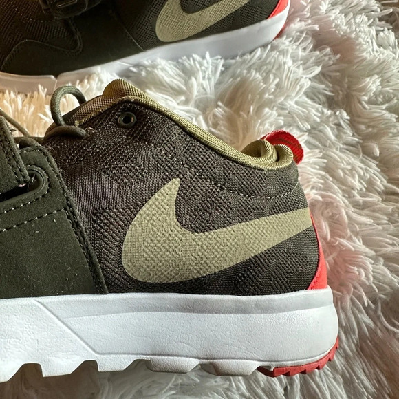 Nike SB TRAINERENDER Men's Size 10 Sneakers 616575-326 Khaki Olive Crimson Shoes - Picture 2 of 10